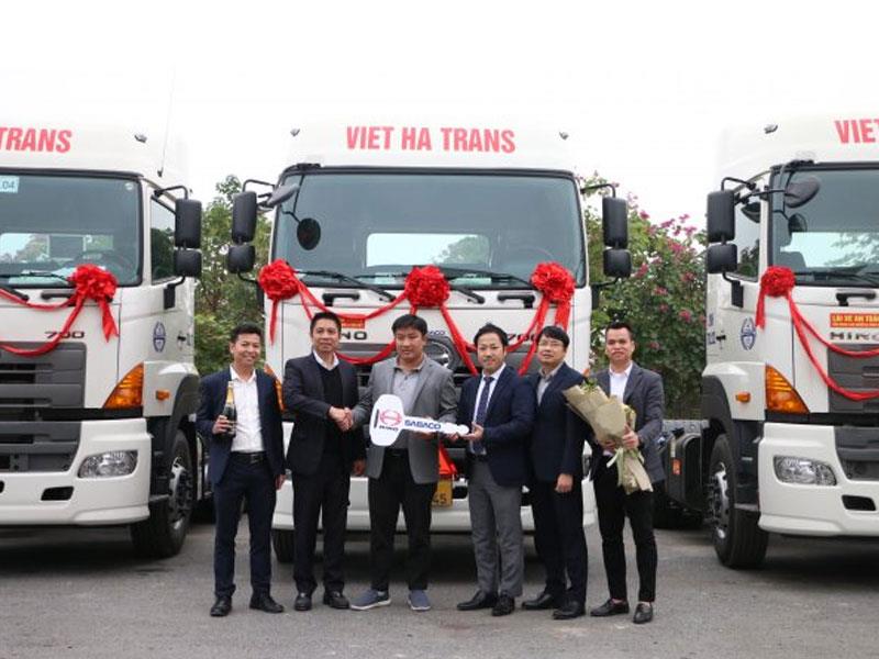 Lễ bàn giao xe cho công ty TNHH Vận tải Việt Hà