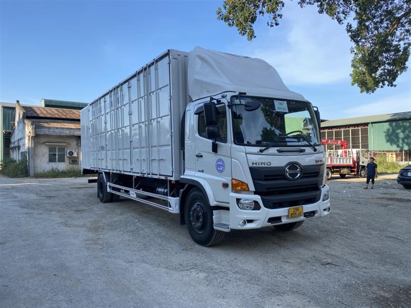 Bàn giao xe Hino FG chở pallet thùng dài 9,7m